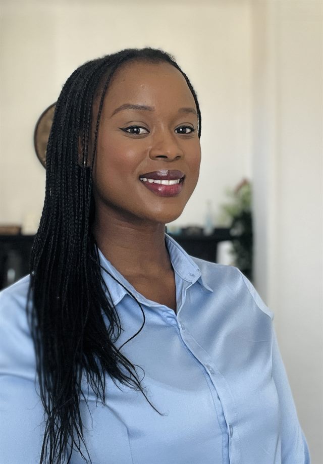 Portrait de Shadia Diompy, ingénieure en environnement et experte E&S.