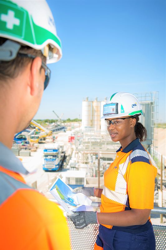 Échange avec les équipes travaux sur une centrale à béton de chantier.