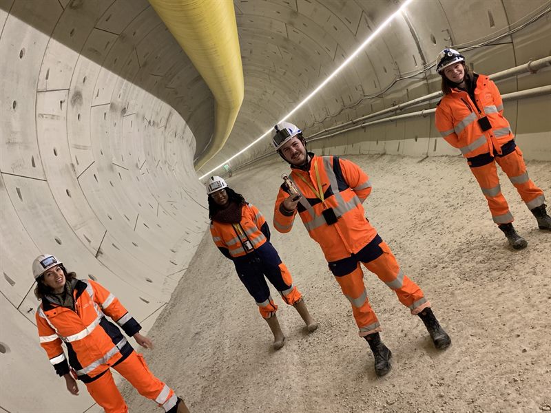 Visite d'un ouvrage souterrain en cours de creusement, avec l'équipe projet.