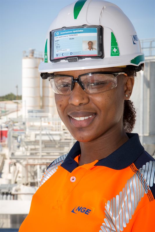 Sur site, équipements de protection individuelle en place.